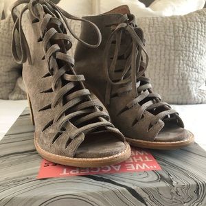 Darling ankle tie Taupe Suede sandal